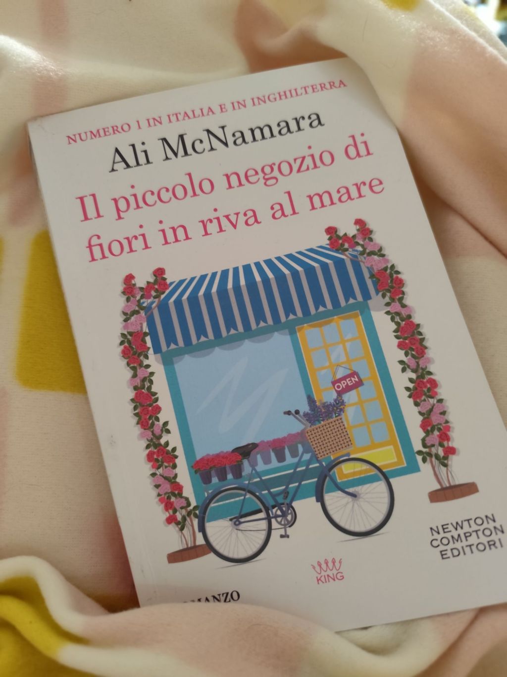 Alla scoperta di Il piccolo negozio in riva al mare: una favola moderna tra fiori, mare e&nbsp;magia